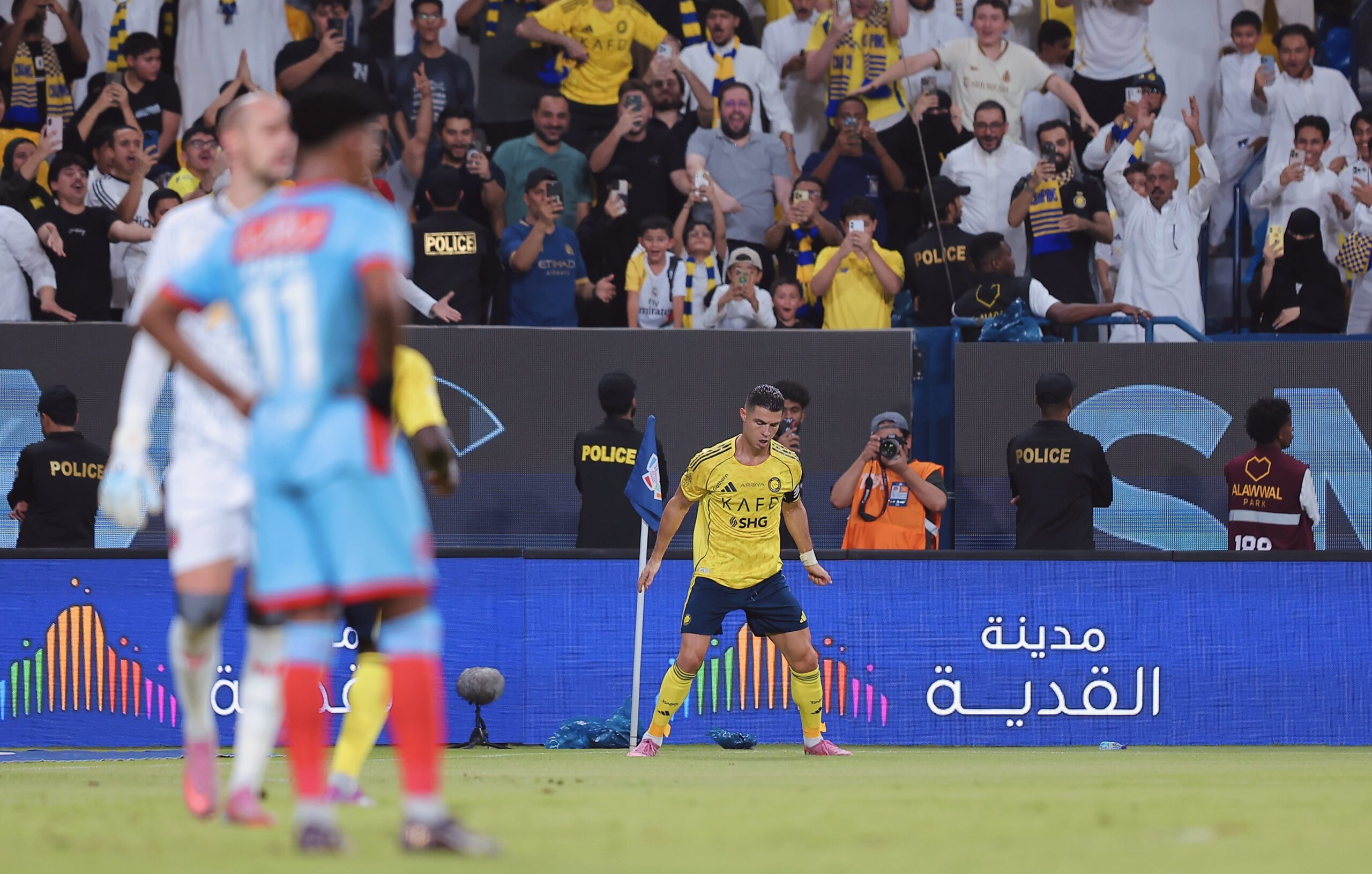 عاجل النصر يكتسح الرياض بخماسية ويتصدر الدوري السعودي
