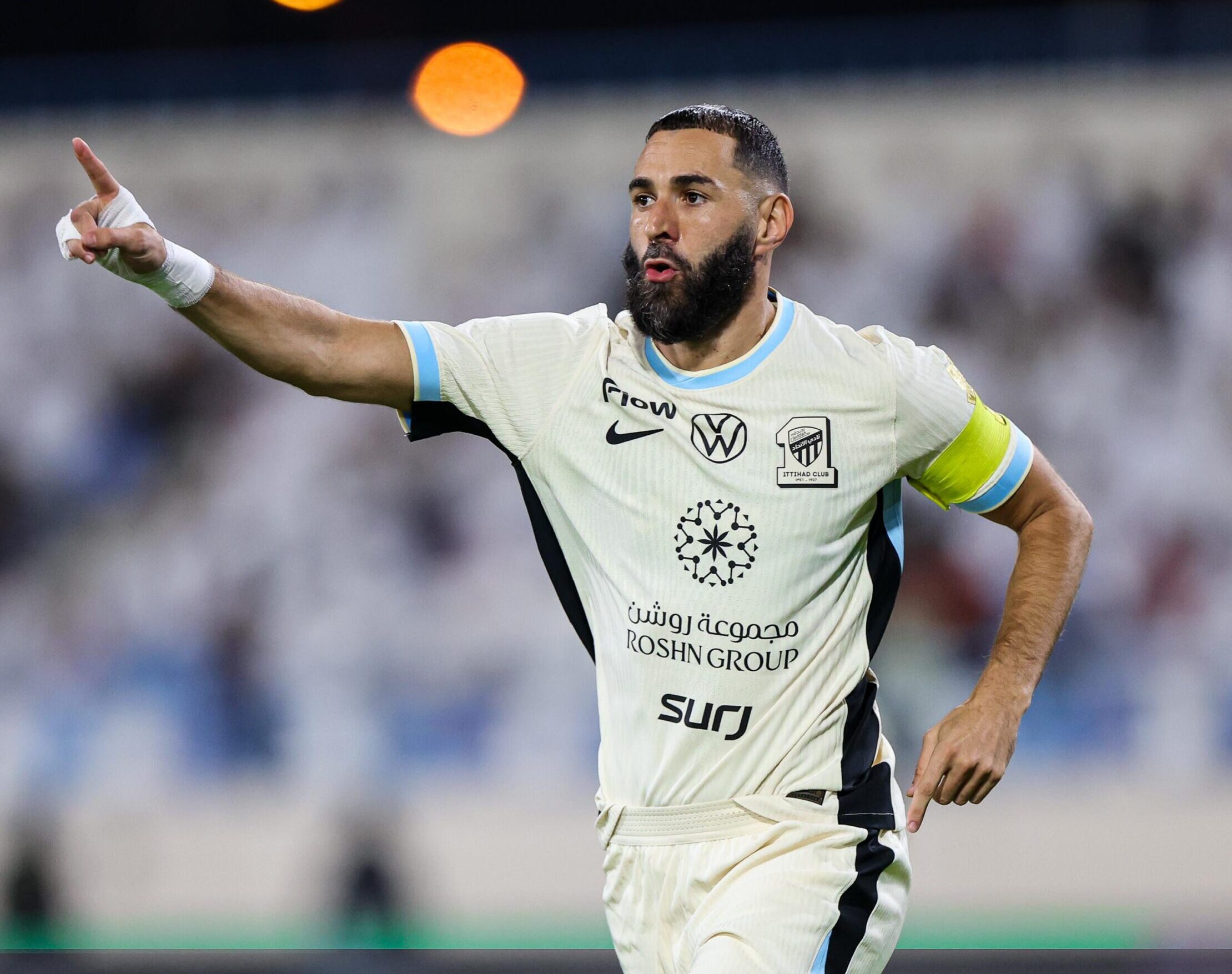 بطلب من مورينيو.. بنفيكا يخطط لخطف بنزيما من الاتحاد