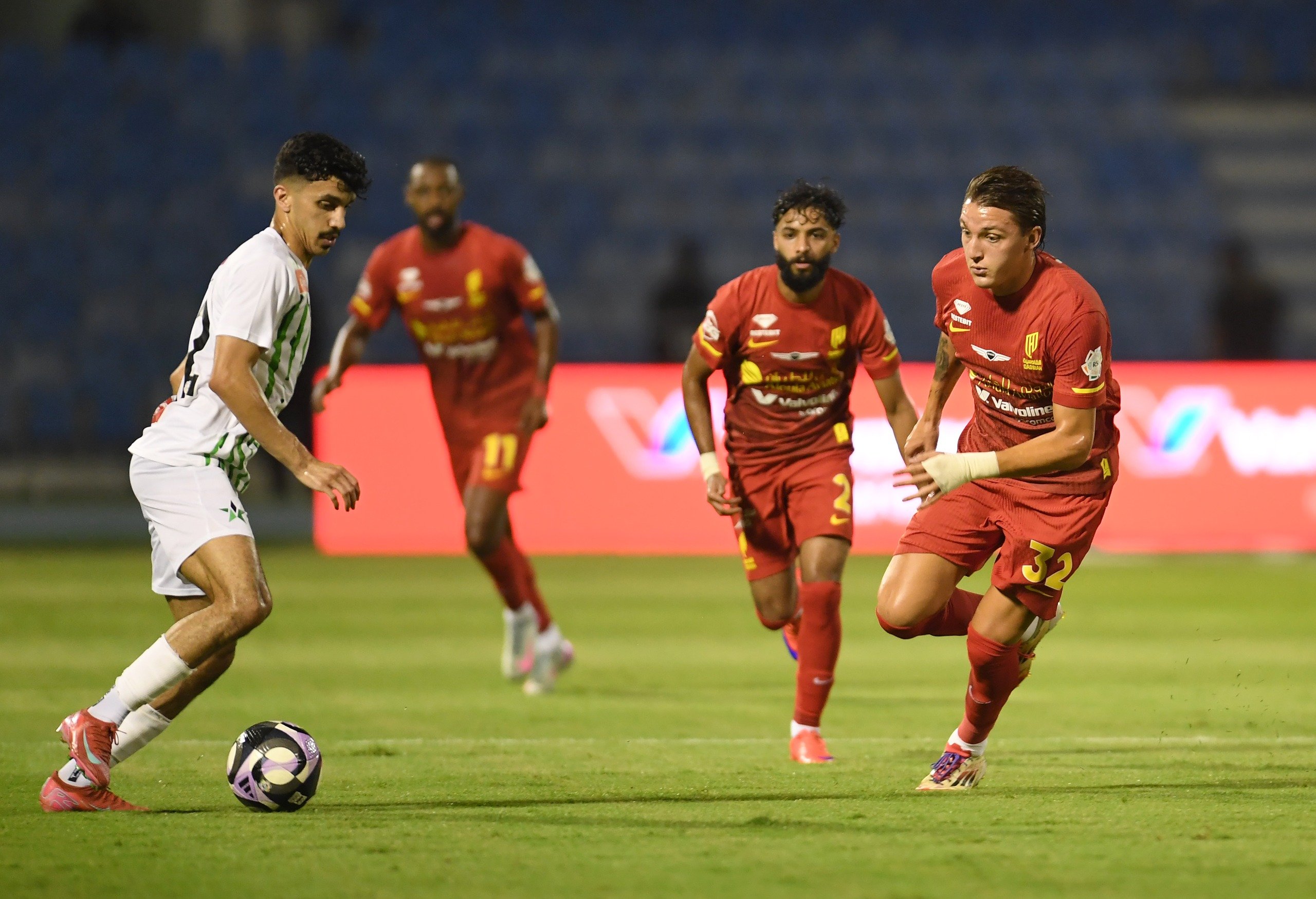 عاجل | التشكيل الرسمي لمباراة القادسية والخليج في دوري روشن